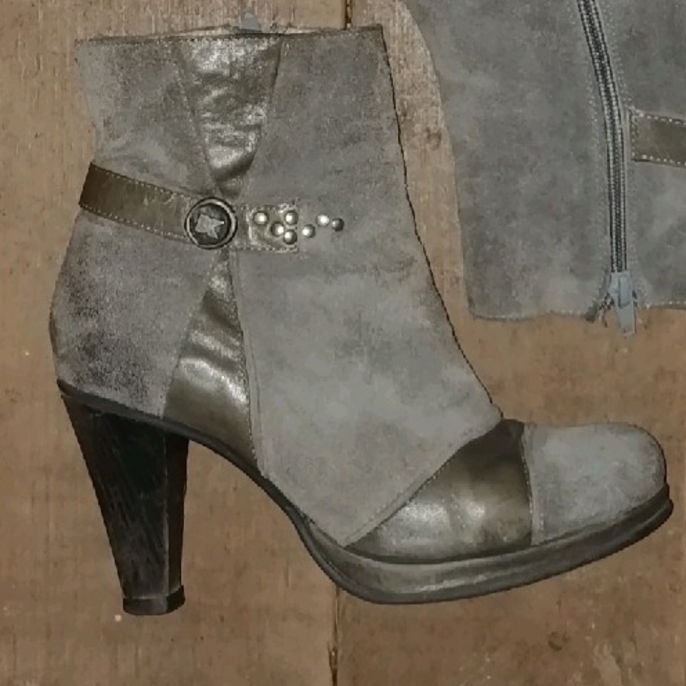 Dkode grey leather heeled booties.